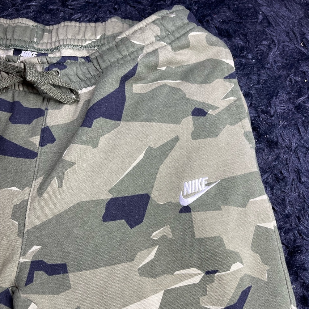 Woman’s XL Nike Camo Print Sweatpants / Joggers